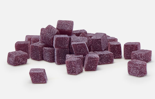 Pequeños cubos de fruta morada - granulado de fruta.