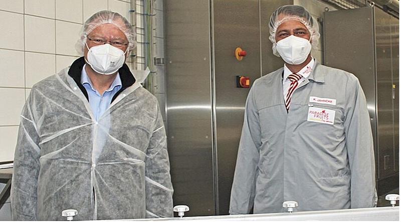Kurt Jahncke y el Primer Ministro Stephan Weil en la planta de producción de Paradise Fruits