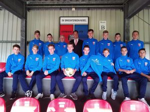 Kurt Jahncke, Managing director of Paradise Fruits, with a U15 football team.