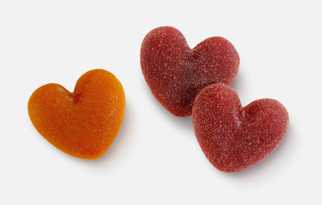 Tres gomas de fruta en forma de corazón.