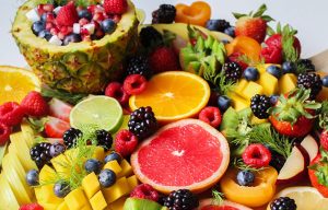 Verschiedene frisch geschnittene Früchte und Obstsorten.