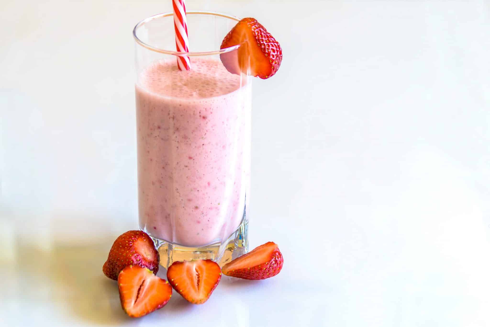 Delicioso batido con fresas y paja.