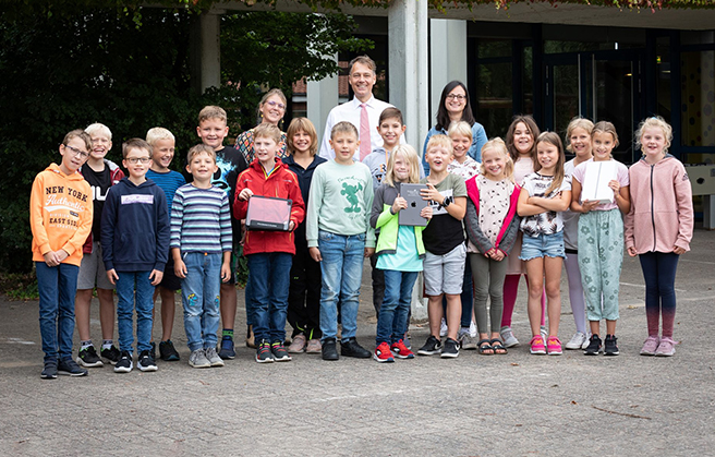 Eine Schulklasse mit Kurt Jahncke, Geschäftsführer von Paradise Fruits.