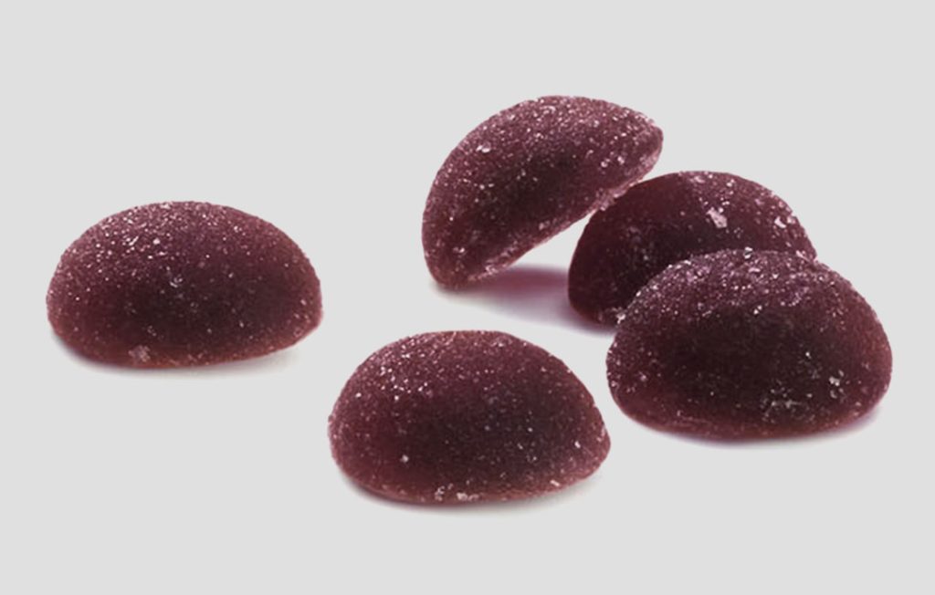 Innovación en la industria alimentaria Un puñado de gotas de zumo de frutas moradas.