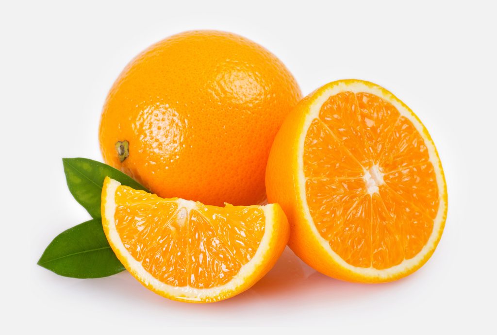 Zwei frische, fruchtige Orangen. Eine ist aufgeschnitten und das Fruchtfleisch ist sichtbar.
