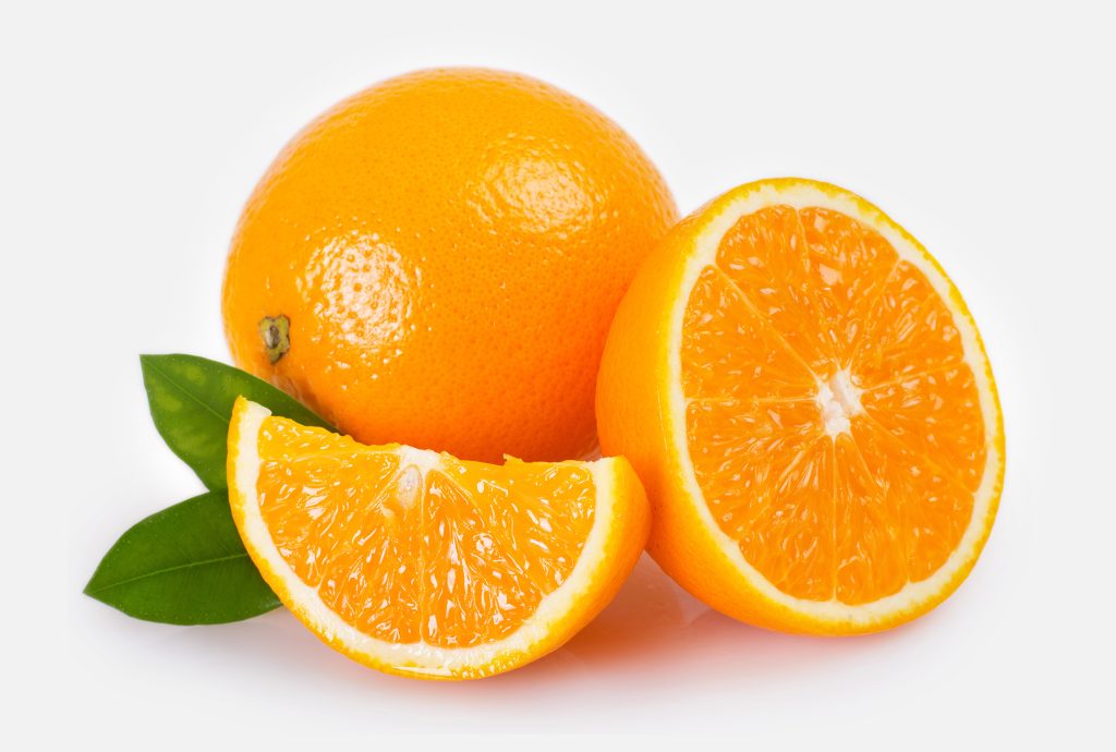 Reducción de azúcar Zwei frische, fruchtige Orangen. Eine ist aufgeschnitten und das Fruchtfleisch ist sichtbar.