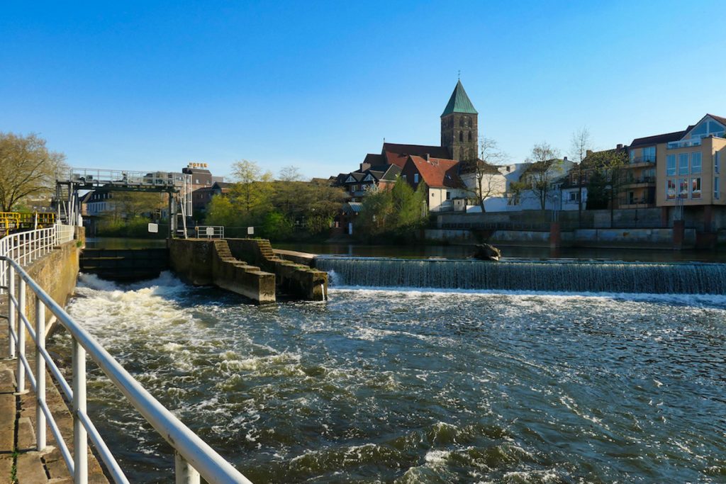 Nahaufnahme des Wassers im Kanal von Rheine, Altstadt Rheine im Hintergrund